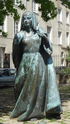 Nantes - Statue d'Anne de Bretagne près du château