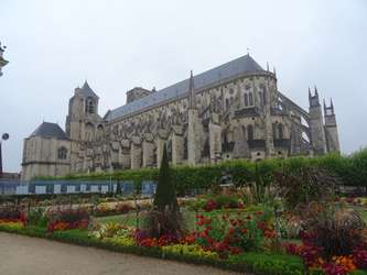 Cathédrale de Bourges des jardins du Prieuré (Cher)