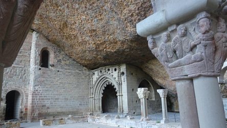 Le monastère de San Juan de la Pena sous la saillie rocheuse